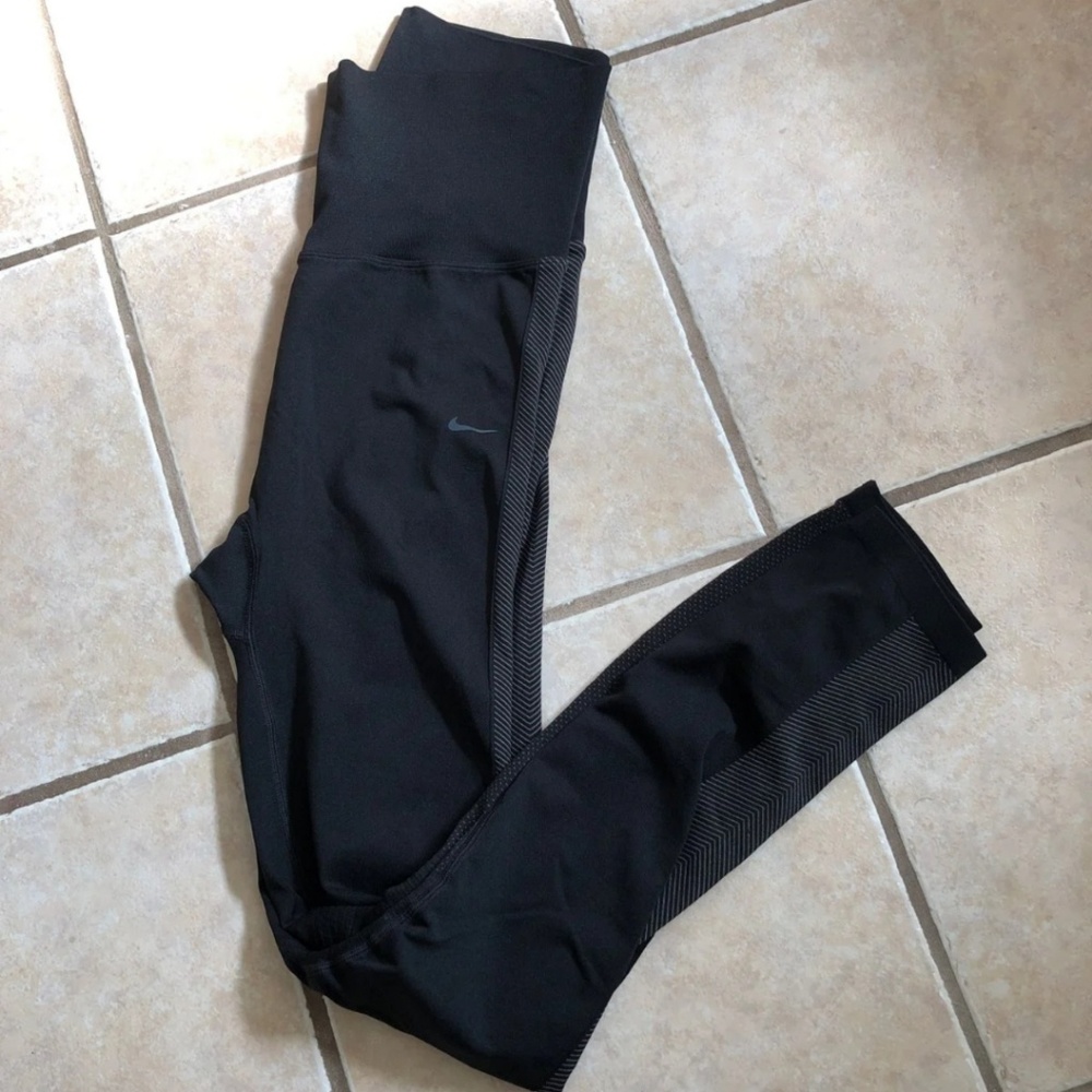 **SOLD VIA MERCARI** Nike leggings